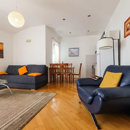 Luton Zadar Heating Pool & Jacuzzi Apartment *