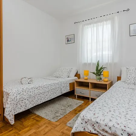 Luton Zadar Heating Pool & Jacuzzi Apartment *