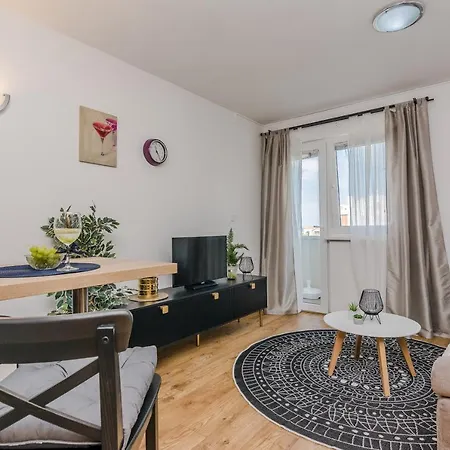 Luton Zadar Heating Pool & Jacuzzi Apartmán