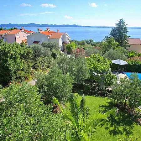 Luton Zadar Heating Pool & Jacuzzi Apartment
