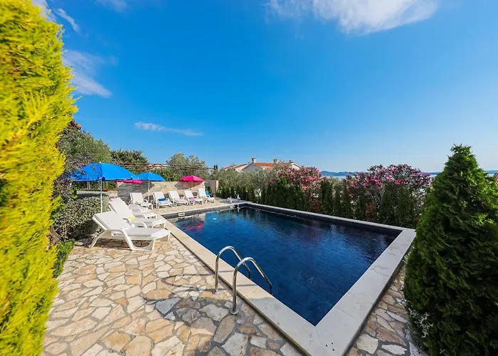 Luton Zadar Heating Pool & Jacuzzi 公寓