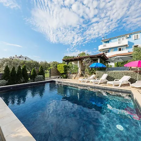Luton Zadar Heating Pool & Jacuzzi Apartment