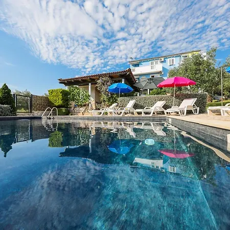 Luton Zadar Heating Pool & Jacuzzi Apartment Kožino