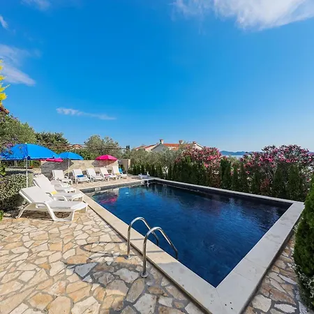 Luton Zadar Heating Pool & Jacuzzi Apartment