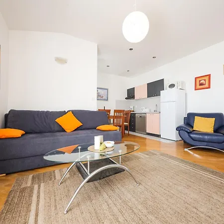 Luton Zadar Heating Pool & Jacuzzi Apartment