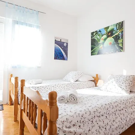 Luton Zadar Heating Pool & Jacuzzi Apartment *