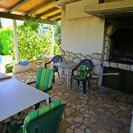 Luton Zadar Heating Pool & Jacuzzi Apartment *