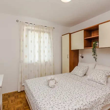 Luton Zadar Heating Pool & Jacuzzi Apartment