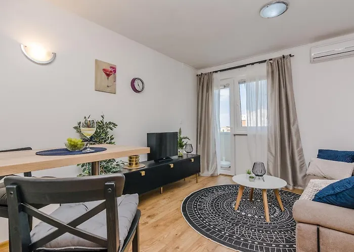 Luton Zadar Heating Pool & Jacuzzi Apartman